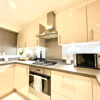 4 Bedroom Modern House in Ashford, private parking for 2 cars in great location