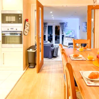 Beautiful Margate Coastal Home With Parking