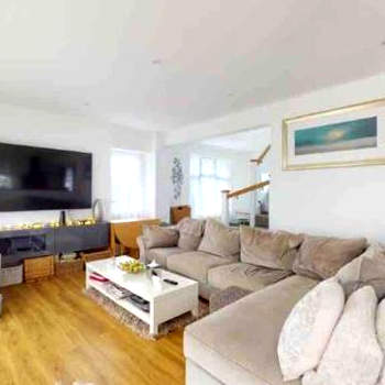 Love Lancing by the Sea with private Hot Tub sleeps 8 & plentiful free parking