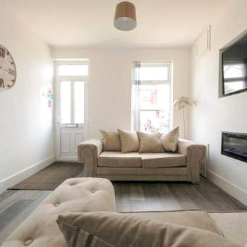 StayRight 2 Bedroom House in Pontypool near Canals- Freshly renovated