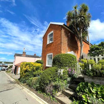 Suffolk Riverside Cottage with Panoramic Views in Pin Mill