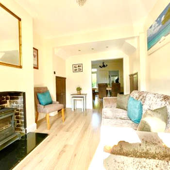 2 Bedroom House walking distance to Canterbury City Centre with parking, great for family holidays or contractors
