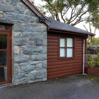 Nature's Oasis: Pet-Friendly Snowdonia Cottage
