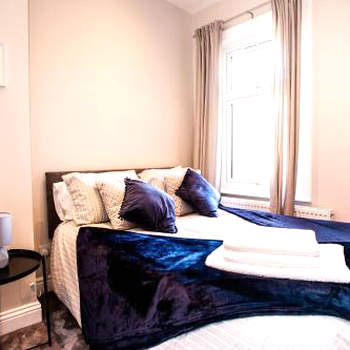 Contractor house, sleeps 7, close to restaurant's & bars, long stays available, Oveyo Accommodation