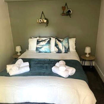 Poplar House-2Bedroom house in town centre with free Parking by ShortStays4U