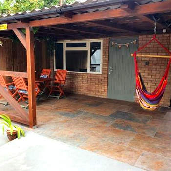 DOG FRIENDLY little bungalow with patio & private driveway