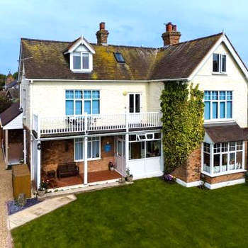 Beachside period family home. 5 BR spacious, comfortable.