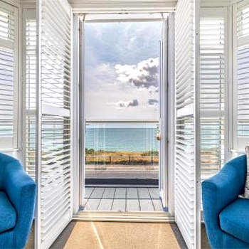 Beach house with Sea View & Pool