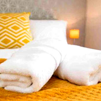 CLOUDSTAYS - Luxury 3 Bed Townhouse - Sleeps upto 8 Birmingham City and Central - Free Parking & WIFI