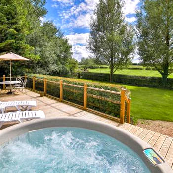 1 Luckington Stables-w8321