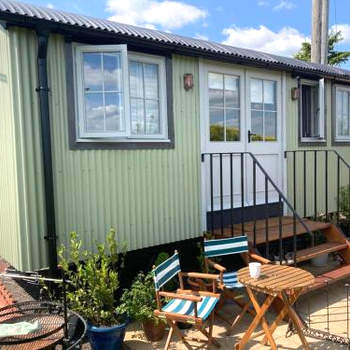 Cotswold shepherd hut with hot tub and sauna Dog friendly