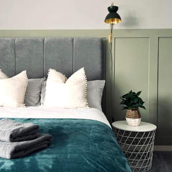 Modern 2-bed flat in town centre