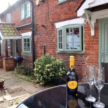 Cherry Tree Cottage Close to Belvoir Castle. Sleeps 6. Dogs v welcome.