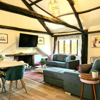 Historic Property with Stunning Views (Walk to the pub)