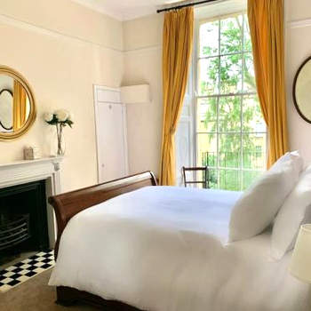 Beautiful Regency Crescent Apartment in Idyllic Location