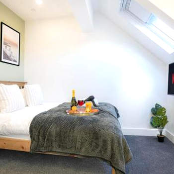 Central Buckingham Apartment #5 with Free Parking, Pool Table, Fast Wifi and Smart TV with Netflix by Yoko Property