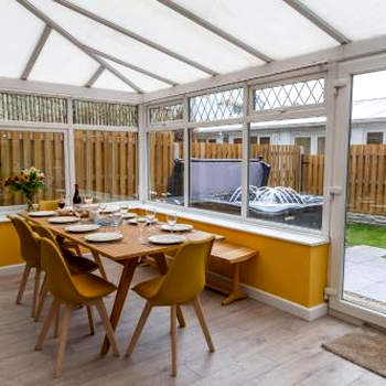 Detached Luxury 6 beds, Super Wi-fi, easy parking and Hot-tub