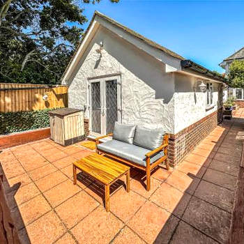 The Annex - Unparalleled Beach Front Luxury Accommodation - Private South West Facing Patio Area - Pet Friendly - Sky - Netflix - Super Fast WI-FI - Stones Throw To The Beach