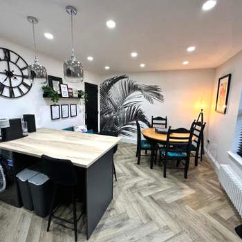 3a Roman View, beautifully appointed apartment in Roundhay, sleeps up to 6, bedrooms with en suite bathrooms, EV charging