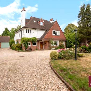 Farnborough - Grand 4 Bed Home