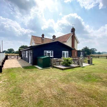 Near Woodbridge The Annexe Eyke Fantastic views with Dog secure Garden and Paddock