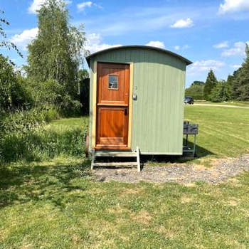 Lakeside Shepard's Hut 'Swan'