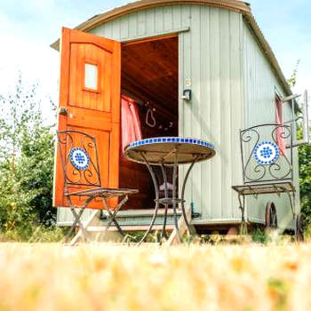Lakeside Shepard's Hut 'Skylark'