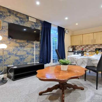 The Kenilworth Spacious 2-bedroom w/ Free Parking by Sublime Stays