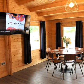 Inviting 3-Bedroom Lodge in Ashton Under Hill