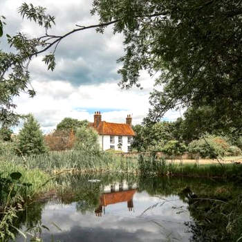 5 Bed Farmhouse Suitable for Contractors Private Parking