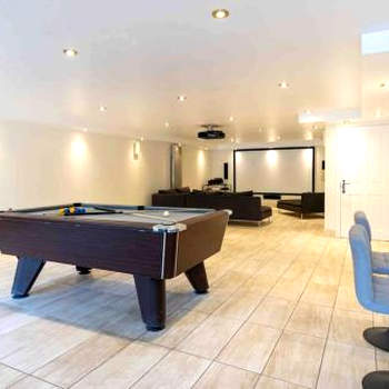 Huge 6 Bed House with Entertainment room and Hotub