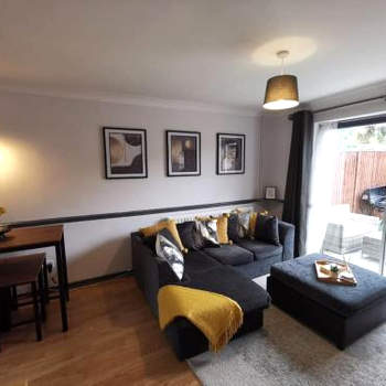 Suburban 2-bed, entire home, free parking, Maidstone, Kent UK