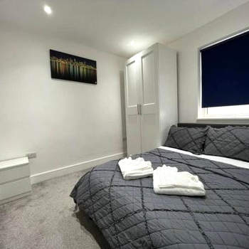 3BR Napoli Suite with Garden by Bus Stop in Hendon