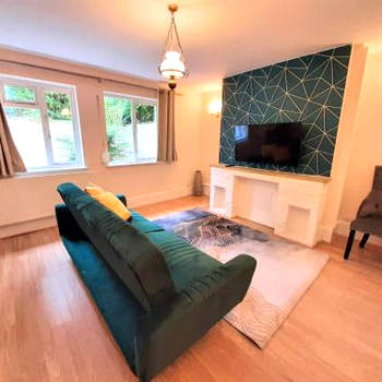 Wokingham - Central 2 beds home with parking