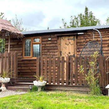 Cute and cosy Shepard hut with wood fuel hot tub