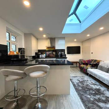 Exquisite 2 Bedroom Fully Furnished Annex
