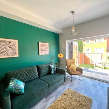 Stylish 2 Bed House With EV Parking