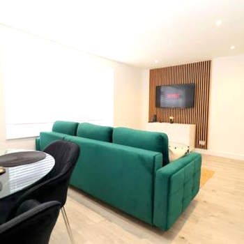 Luxury Apartment 5 mins to Luton Airport Sleeps 4