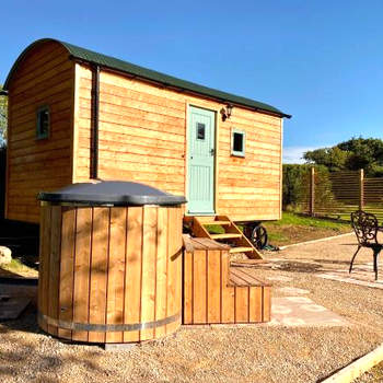 Luxury shepherd hut, hot tub, firepit and views