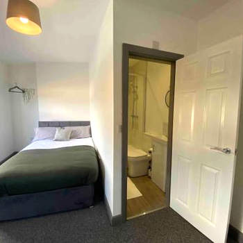 Silver Stag Properties, Ensuite Bedrooms w Kitchen