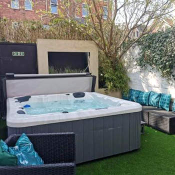 Bournemouth Beach Boutique with Hot Tub - sleeps up to 20
