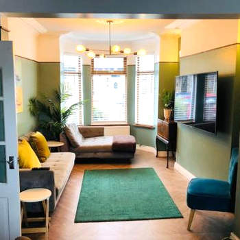 Cheerful 4 bedroom townhouse, side street parking