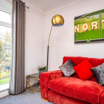 2 bed spacious, light & quiet flat, free parking
