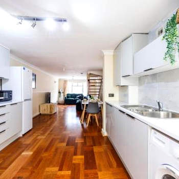 2 Bedroom House by AV Stays Short Lets Croydon With Free Wi-Fi