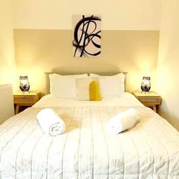 Cotswold's Large 4 bed house-Sleeps 10-Free Parking-Wifi