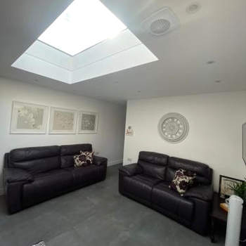 Skylight Deluxe Apartment with free parking, close to Windsor, Legoland and Heathrow