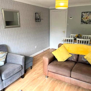 Claygate Place - Modern 2 Bed House with Parking