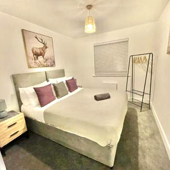 Folkestone 3 Bedroom with private parking and EV car outlet near M20 easy access to Eurotunnel, Dover & Dungeoness