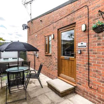 Willow Cottage with Hot tub