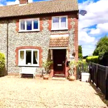 Charming North Norfolk flint cottage